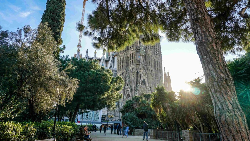 Photo de la Sagrada Família de Barcelone et de la végétation environnante