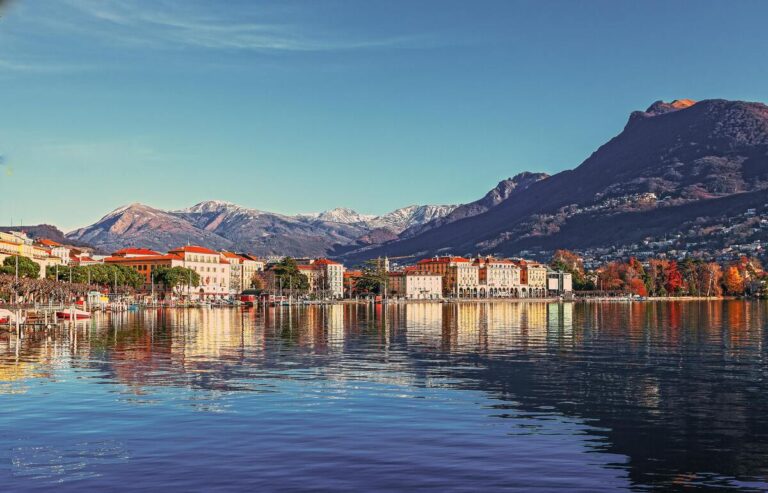 Magnifique photographie de Genève son lac et les montagnes dans l'arrière plan sous un beau ciel bleu