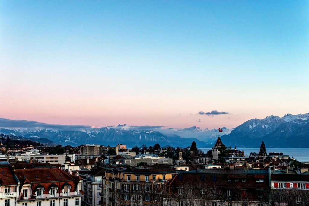 Magnifique photo de Lausanne avec montagnes suisses en arrière plan au coucher du soleil