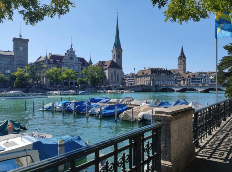 Belle photo de la ville de Zürich avec un beau ciel bleu et le lac.